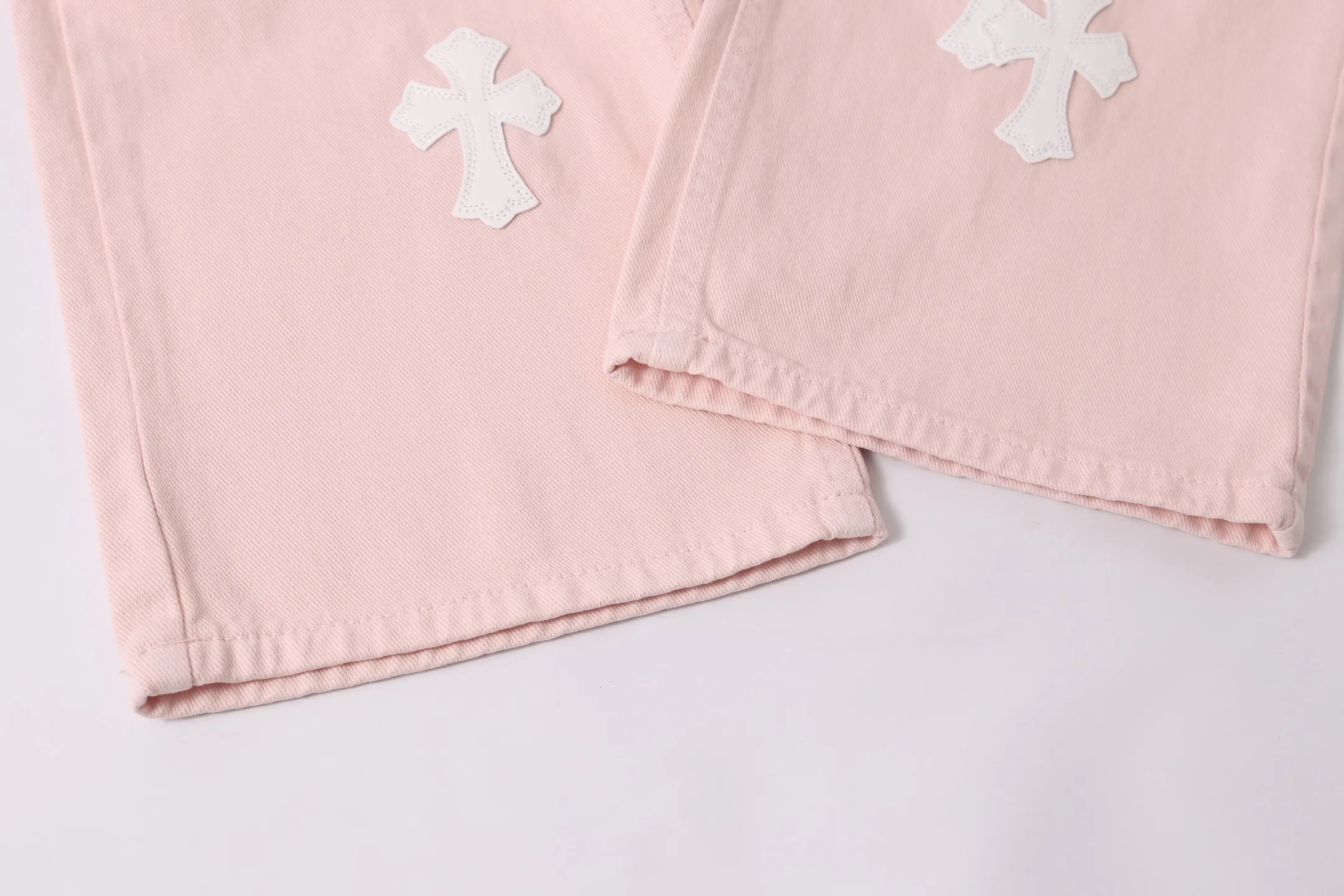 P280 style number: H883 Chrome hearts CH co-branded Drak Miami light pink jeans exude uninhibited personality and unique charm. Every wear and tear is carefully designed to present a unique artistic feel. Made of imported denim fabric, which has undergone heavy industrial washing and destruction treatment, the trousers show a super cool effect on the upper body, allowing you to dominate the fashion stage.  This is more than just a pair of jeans, it is an expression of attitude. With its unique design concept and ultimate pursuit of details, Croxin breaks traditional boundaries and defines the jeans trend in the new era. The trousers are made of double-layer woven fabric with customized hardware. Italian-made special cowhide is printed and cut. Custom-made sheepskin three-layer thick-line leather. The whole body is spliced ​​in heavy water washing. Craftsmen hand-splash ink. You can see the details. Three-dimensional cutting version. Loose and comfortable, not flattering. Makes taller and slimmer. Factory Seiko. Original quality control. Same style for men and women. Can be matched with couples. Versatile recommendation. Must-have jeans for all seasons. Color: light pink. Size: 28-30-32-34.